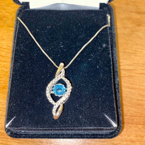 Kay Necklace with moving blue Diamond - Picture 3 of 4